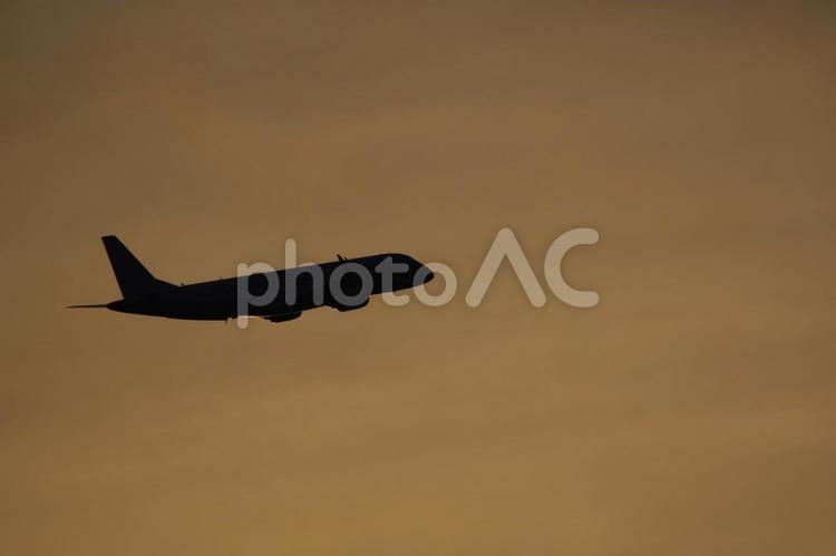 飛行機と夕焼け 飛行機,旅客機,航空機の写真素材