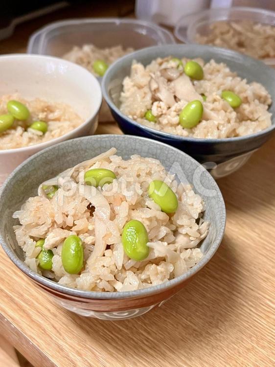 鶏ひき肉と舞茸の炊き込みご飯 食事,夕食,自炊の写真素材