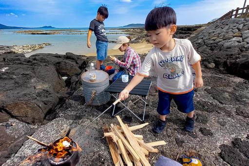 ＜素材＞キャンプでマシュマロを焼く子供 子供,男性,女性の写真素材