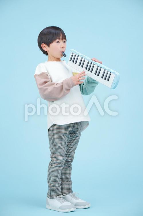 ピアニカを練習する男の子 男の子,ピアニカ,弾くの写真素材