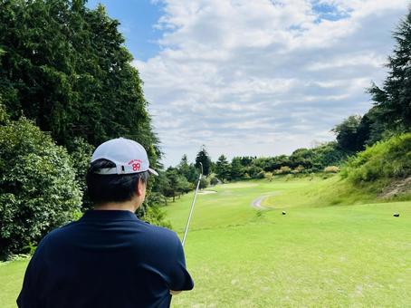 コースを眺めるゴルファーの後ろ姿 ゴルフ,ゴルフ場,ゴルファーの写真素材