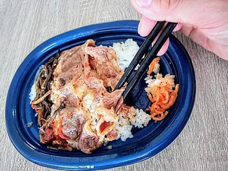 お弁当 牛カルビビビンバ丼を食べる お弁当 牛カルビビビンバ丼を食べる お弁当,牛カルビ,ビビンバ丼の写真素材
