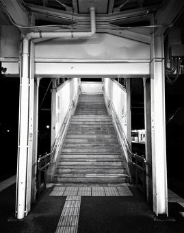 無人駅の階段 無人駅の階段の写真