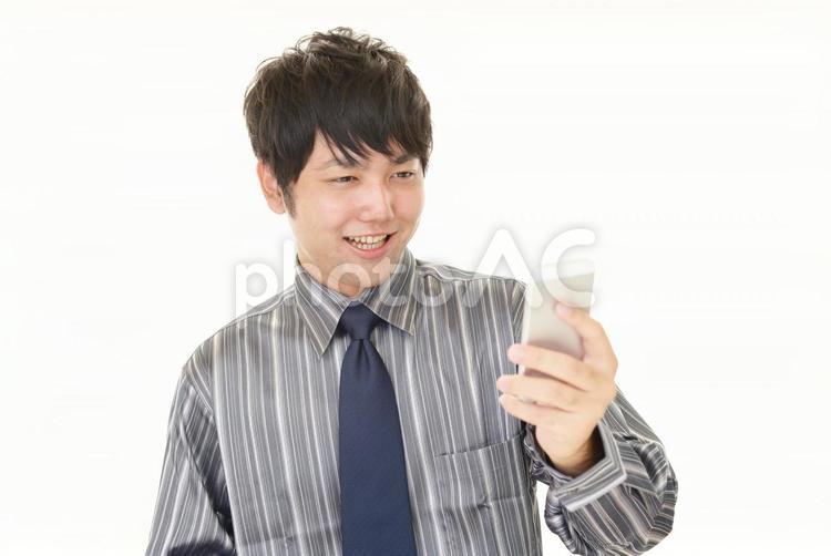 スマートフォンを持つ男性 スマホ,スマートフォン,ビジネスの写真素材