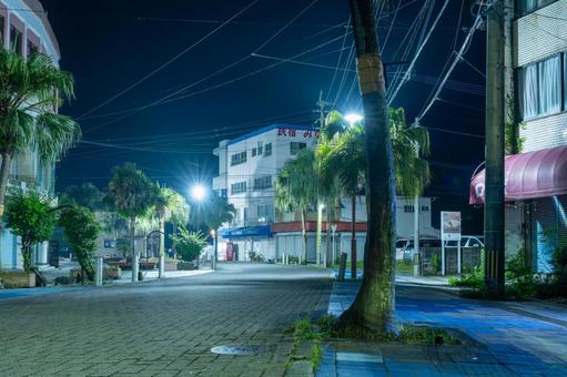 夜の青島駅前通り 夜の青島駅前通り 夜景,夜,街並みの写真素材
