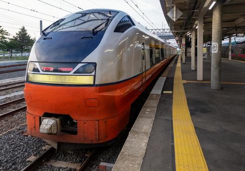 新青森駅停車中のE751系特急つがる車両 新青森駅停車中のE751系特急つがる車両の写真