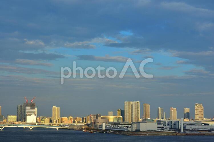 ビルと海と夕焼け空 イメージ,素材,大都会の写真素材