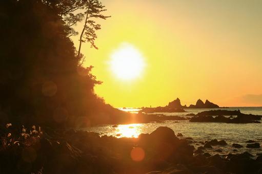 真鶴三ツ石からの日の出 海,風景,太陽の写真素材