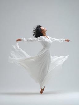 しなやかな動きで美を表現する女性のダンス しなやかな動きで美を表現する女性のダンスの写真