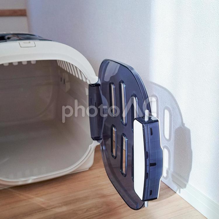 床に置いてある猫のキャリーケース キャリーケース,ペットキャリー,ペット用品の写真素材