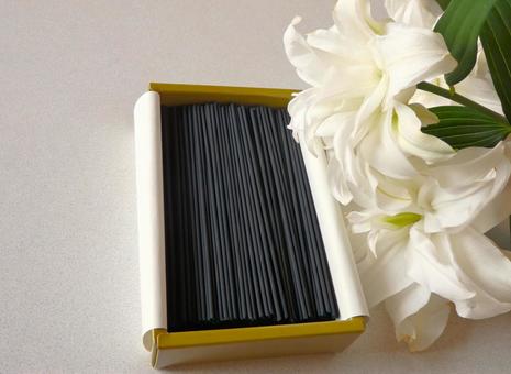 ユリの花に包まれるお彼岸 線香,お彼岸,法要の写真素材