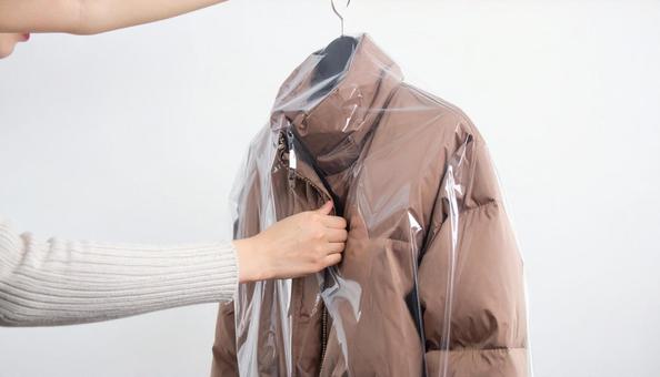 クリーニング店から返ってきたダウンコートの写真