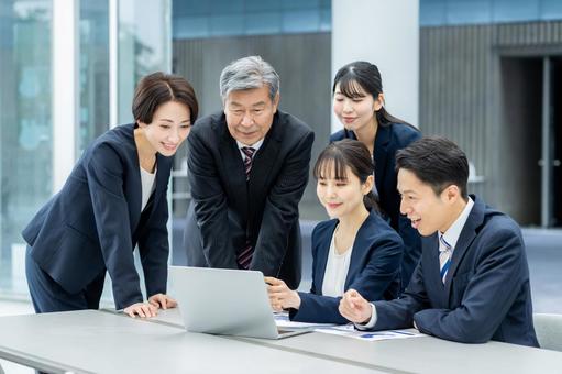 打ち合わせするビジネスパーソン 打ち合わせするビジネスパーソン ミーティング,笑顔,チームワークの写真素材