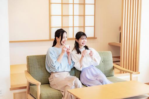 ソファで笑顔の女性二人 女性,友達,友人の写真素材