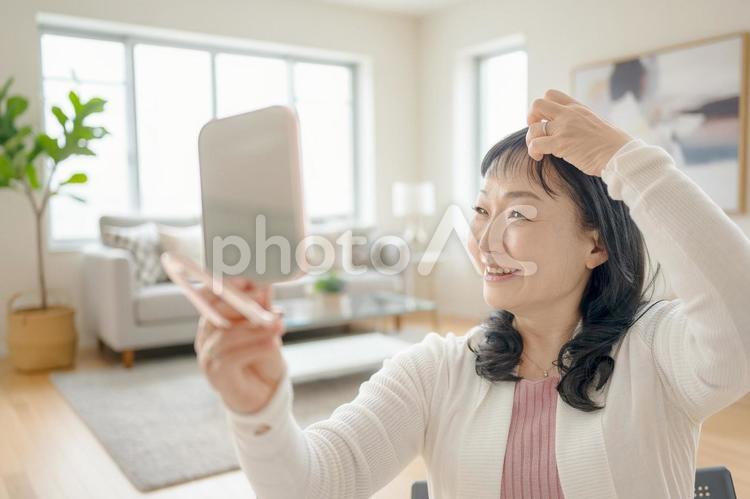 髪を気にする女性 女性,中年女性,ミドル女性の写真素材