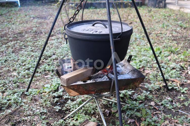 焼き芋鍋で焼き芋 鍋,焼き芋,たき火の写真素材