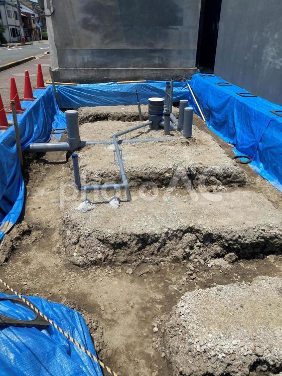 京都の町なか見かけた建設現場（基礎工事） 基礎,配管,建設現場の写真素材