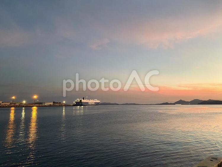 夕焼けの海 夕暮れ,海,夕方の写真素材
