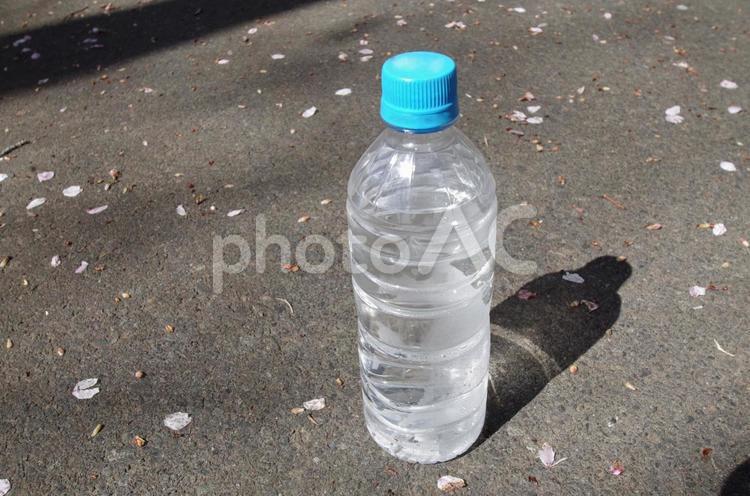 コンクリートの上に置かれたペットボトル 水,飲み水,飲料水の写真素材