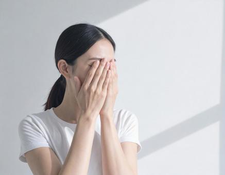 手で顔を覆う 若い女性 4 手で顔を覆う 若い女性 4の写真
