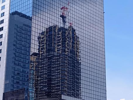 ビルのガラスに映ったビル ビルのガラスに映ったビル ビル,ガラス,壁面の写真素材
