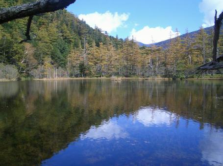 池と山と空の写真