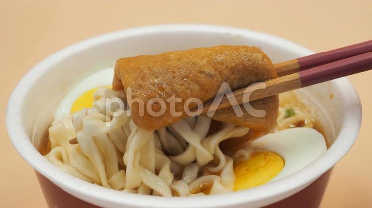 カップきつねうどんゆで卵のせ（食べる） カップうどん,きつねうどん,饂飩の写真素材