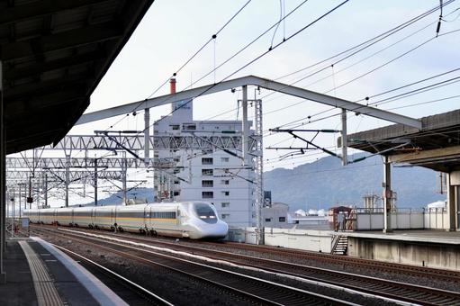 駅に到着する新幹線 駅に到着する新幹線の写真