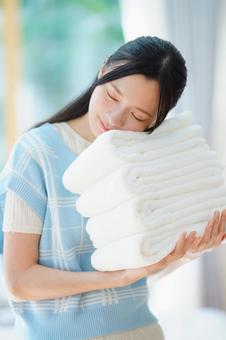 白いタオルを目を瞑り持つ女性 女性,日本人,タオルの写真素材