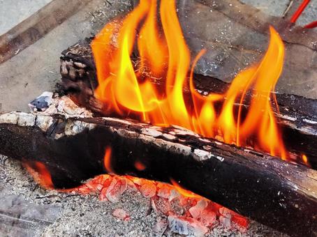 キャンプ場の勢いのある炎の写真