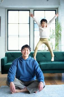 あぐらの男性とジャンプの男の子 あぐらの男性とジャンプの男の子 親子,男の子,小学生の写真素材