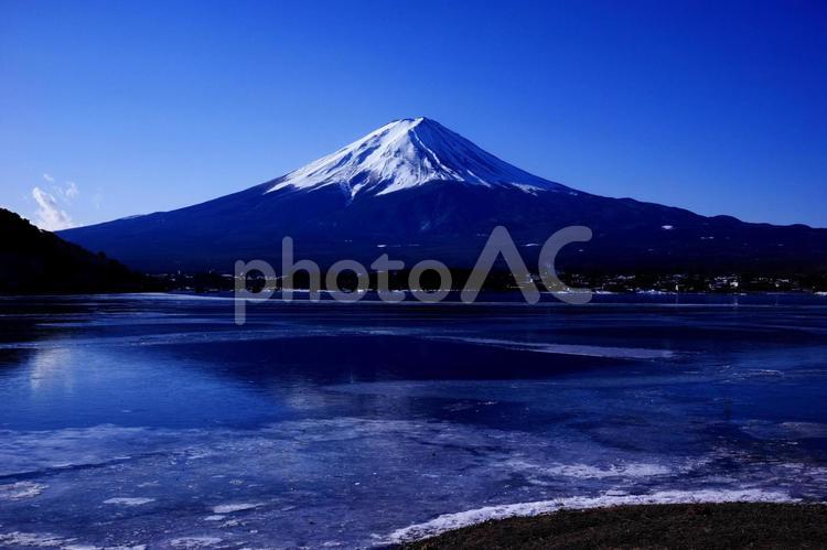 河口湖湖畔から見る富士山 富士山,河口湖,氷結の写真素材