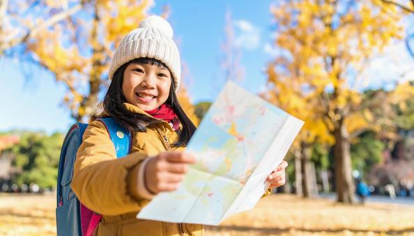 地図を開く女の子 地図を開く女の子の写真