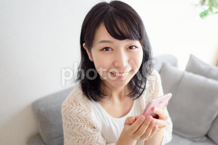 スマホを操作する女性のイメージ 婚活,女性,オンラインの写真素材