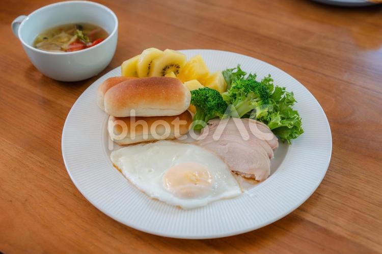 パンと卵と野菜の朝食 朝食,パン,卵の写真素材