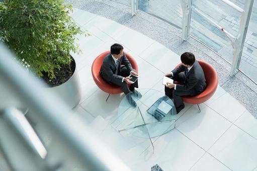 快適なオフィス環境での企業間連携 快適なオフィス環境での企業間連携の写真