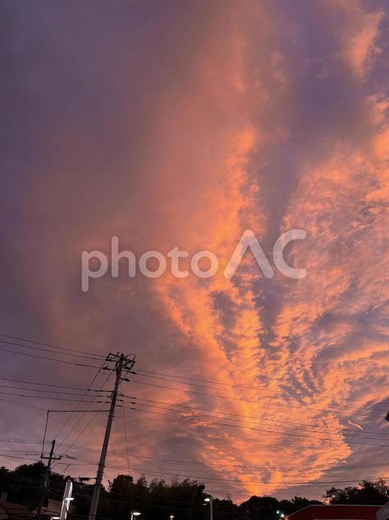秋の夕暮れ 夕方,夕焼け,雲の写真素材