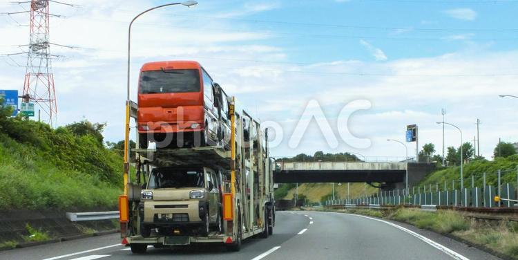 沢山の車を載せてカーキャリアーは走る キャリアカー,カーキャリアー,運搬の写真素材