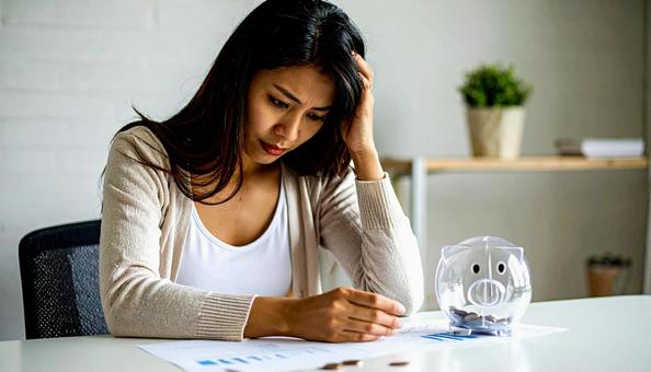 投資か貯金、どちらがいいか悩む若い女性の写真