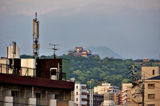 お城の見える町角風景 お城の見える町角風景 松山城,お城,山城の写真素材