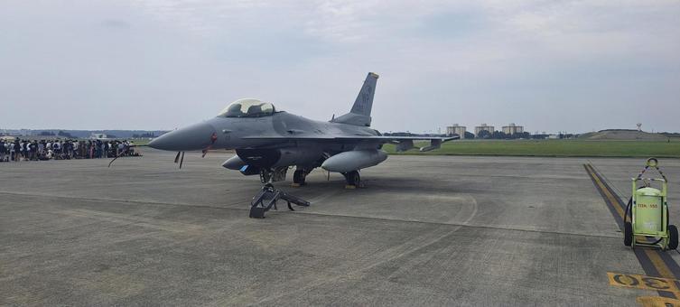 戦闘機 飛行機,戦闘機,空の写真素材