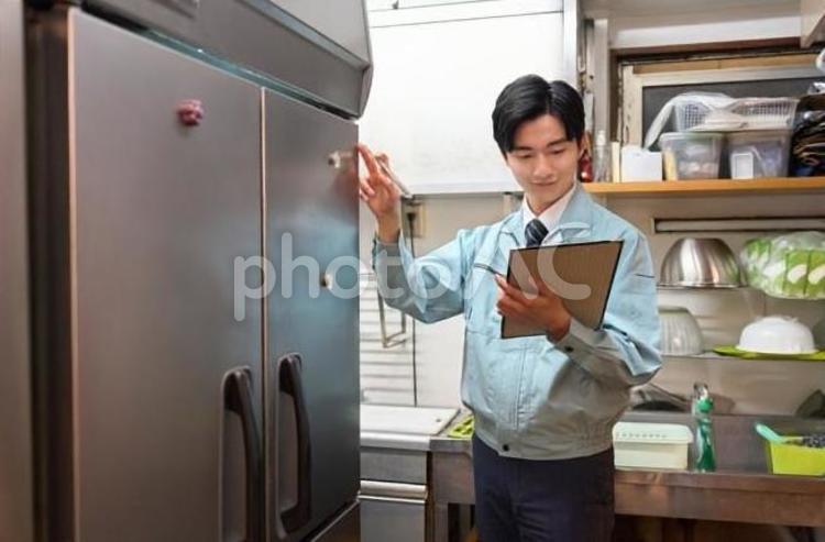 飲食店の冷蔵庫を確認する男性 飲食店,冷蔵庫,業務用の写真素材