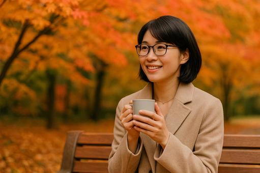 紅葉とコーヒー女性の写真
