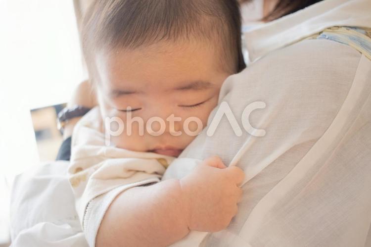 抱かれて眠る赤ちゃん 赤ちゃん,抱っこ,0歳の写真素材