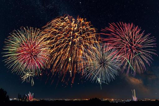 夏の星空の打ち上げ花火 夏の星空の打ち上げ花火の写真