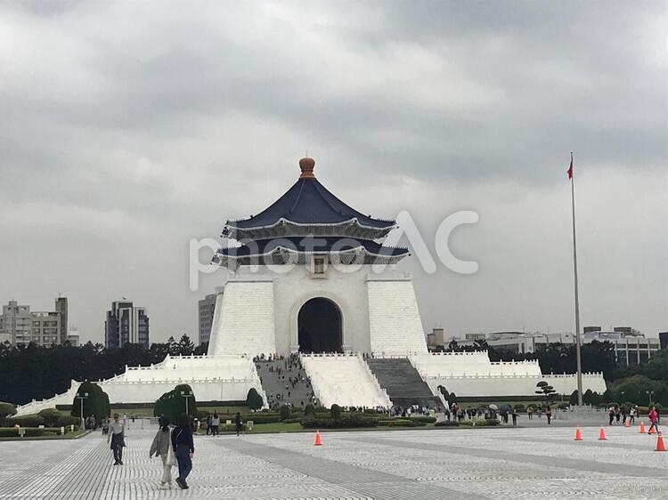 台湾、台北のランドマーク、国立中正紀念堂 台北,街並み,道路の写真素材