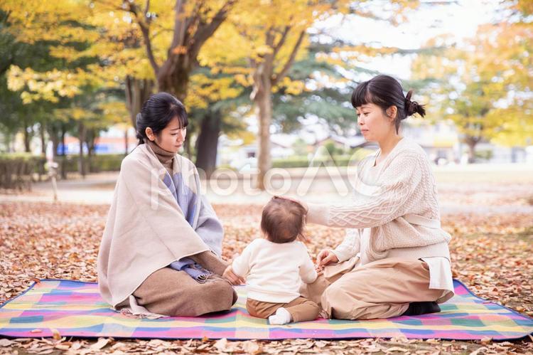 公園でママ友と話す女性（困る） 赤ちゃん,ママ友,悩みの写真素材