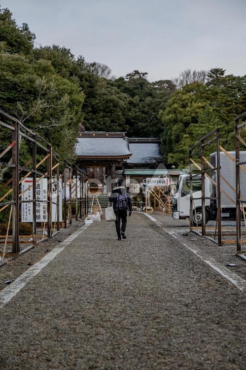気多大社周辺の景色 気多大社,門,砂利道の写真素材