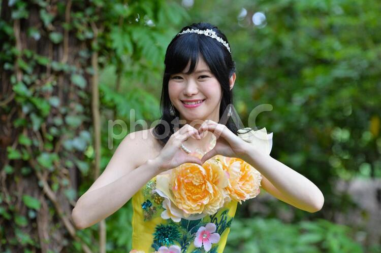 ウエディングドレスを着た女性 r151 女,女性,若い女性の写真素材