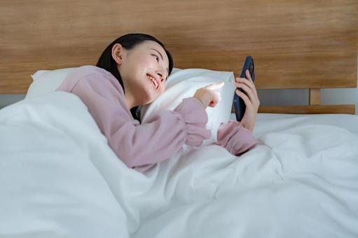 携帯を見る女性 携帯,携帯電話,トラブルの写真素材